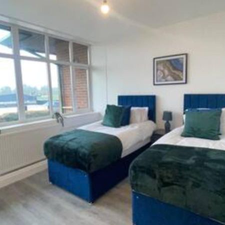 2 Bedroom Apartment - Flitwick - Contractor Friendly - Tourist Ready - Full Kitchen - Wifi - Smart Tv - Sofa Bed - Free Parking - Ideal For Short Or Long Stays エクステリア 写真
