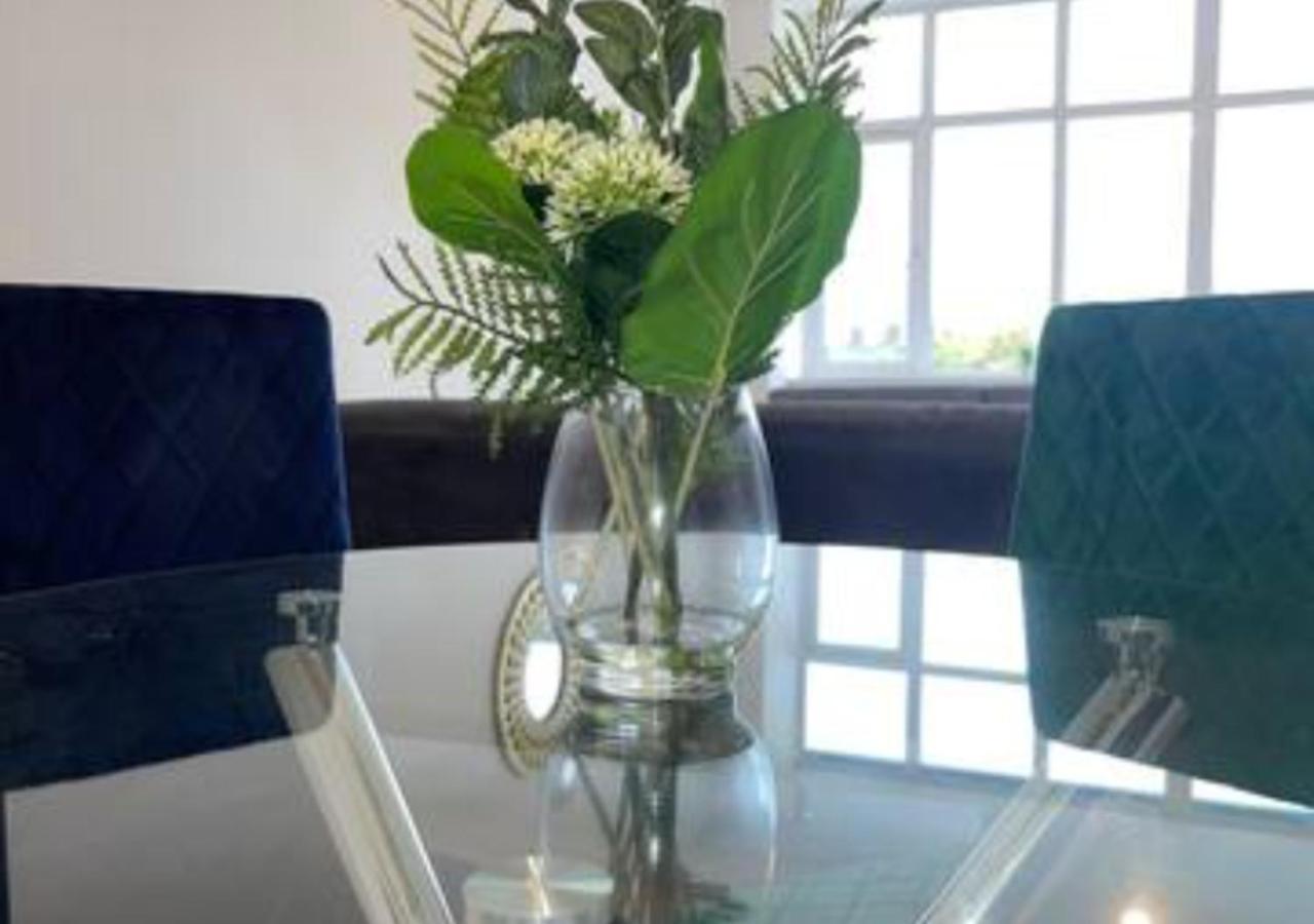 2 Bedroom Apartment - Flitwick - Contractor Friendly - Tourist Ready - Full Kitchen - Wifi - Smart Tv - Sofa Bed - Free Parking - Ideal For Short Or Long Stays エクステリア 写真