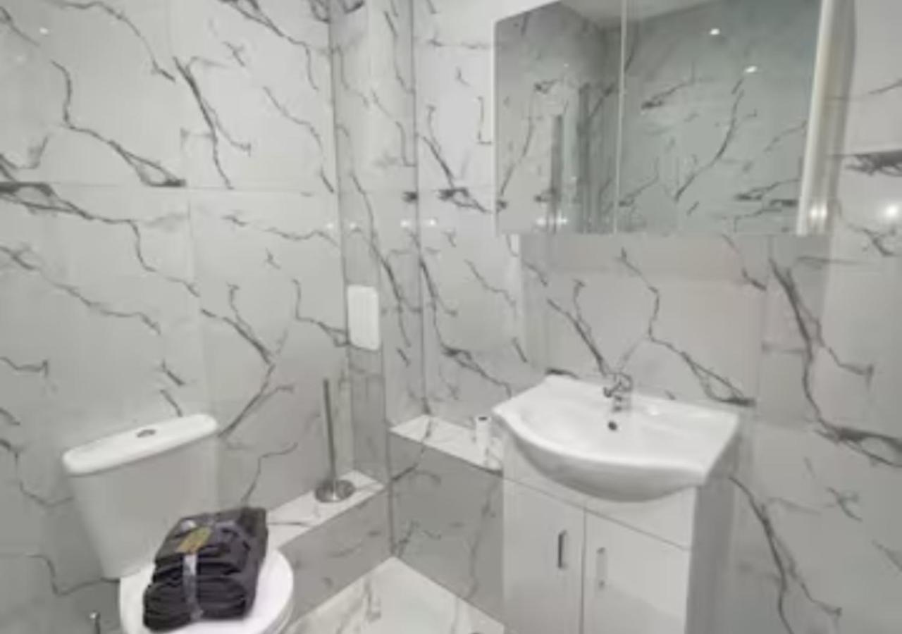 2 Bedroom Apartment - Flitwick - Contractor Friendly - Tourist Ready - Full Kitchen - Wifi - Smart Tv - Sofa Bed - Free Parking - Ideal For Short Or Long Stays エクステリア 写真